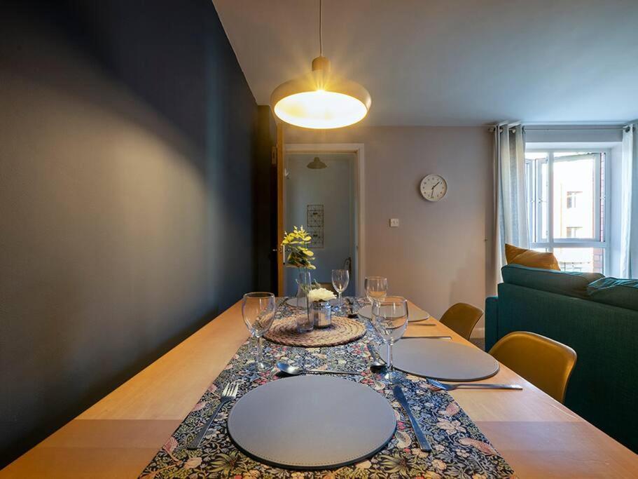 Lovely 2 Bedroom Apt At Ormeau Park W/ Free Parking Belfast Eksteriør billede